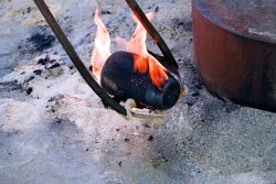 a cerâmica raku de Bose - ...tirado incandescente com longas pinças metálicas...